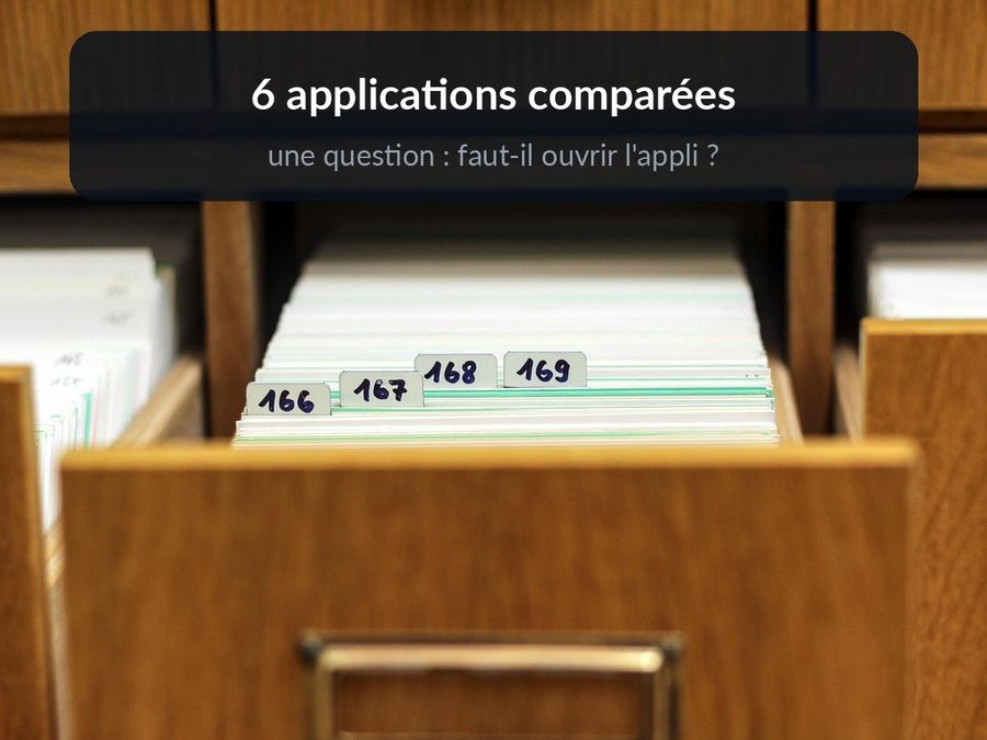 Un tiroir de fiches de vocabulaire numérotées, avec le titre « 6 applications comparées » écrit dans le bois flou au-dessus