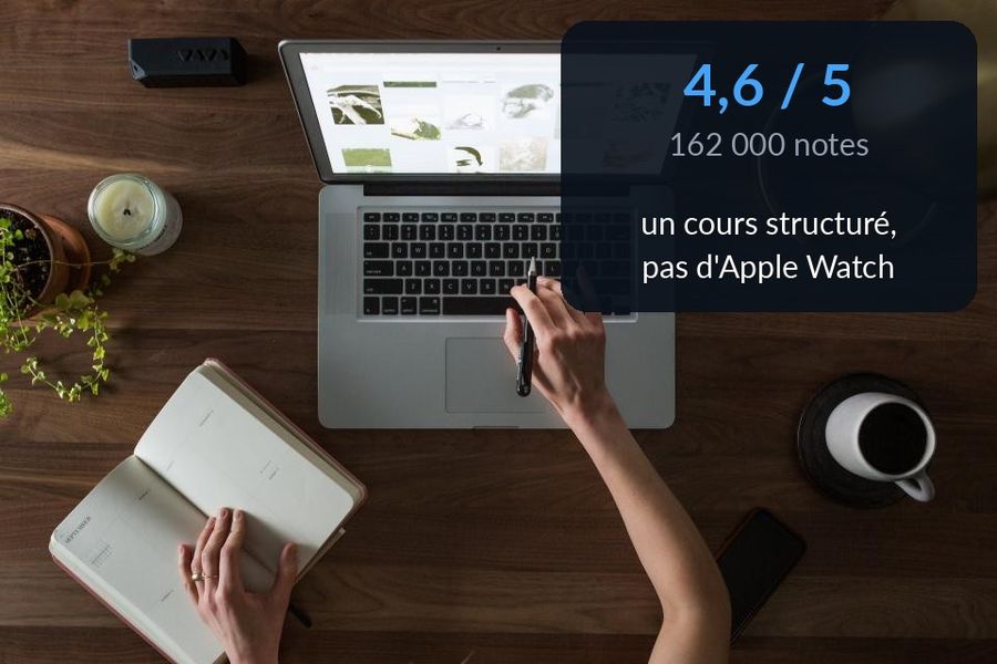 Un bureau avec un ordinateur portable, et le texte : 4,6/5, 162 000 notes, un cours structuré, pas d'Apple Watch