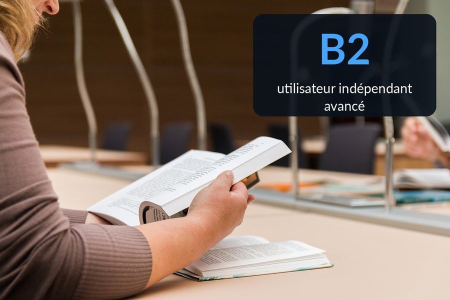 Une personne qui lit un livre, avec le texte : B2, utilisateur indépendant avancé