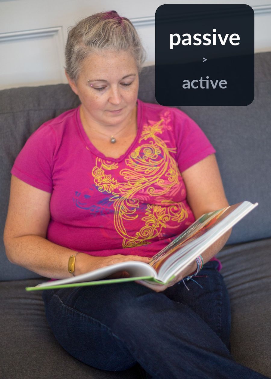 A woman reading a book with the article's opening claim written on the wall: passive vocabulary is bigger than active vocabulary