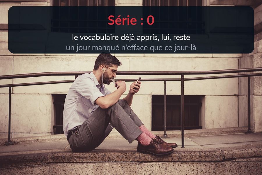 Un homme assis dehors avec son téléphone, et le texte : Série : 0, le vocabulaire déjà appris, lui, reste