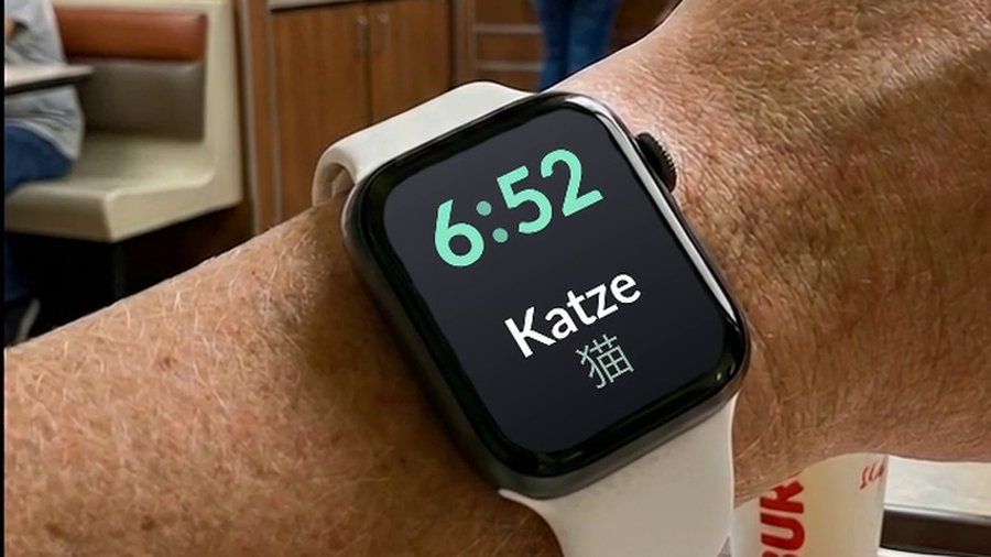 ファストフード店で腕につけたApple Watch。文字盤にドイツ語の単語と日本語訳が表示されている