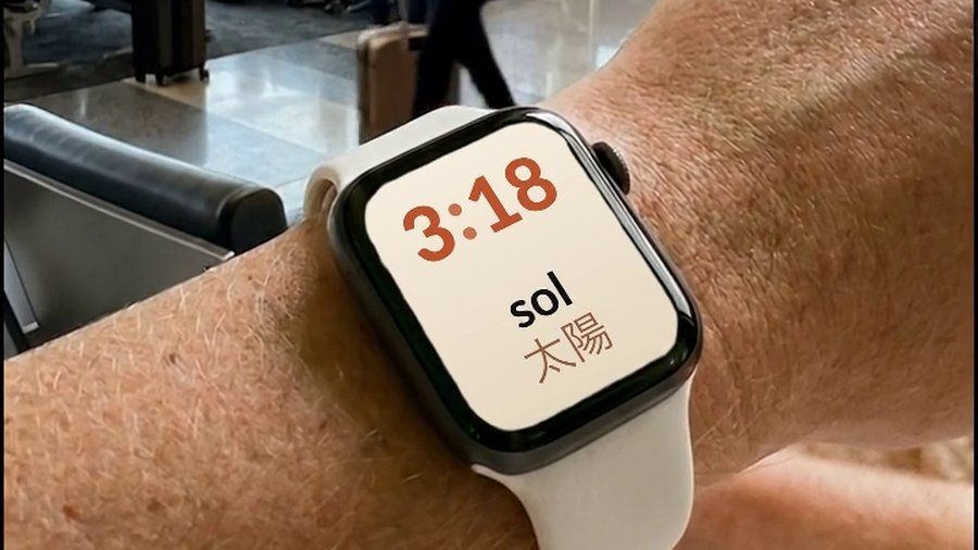 空港で腕につけたApple Watch。文字盤にスペイン語の単語と日本語訳が表示されている