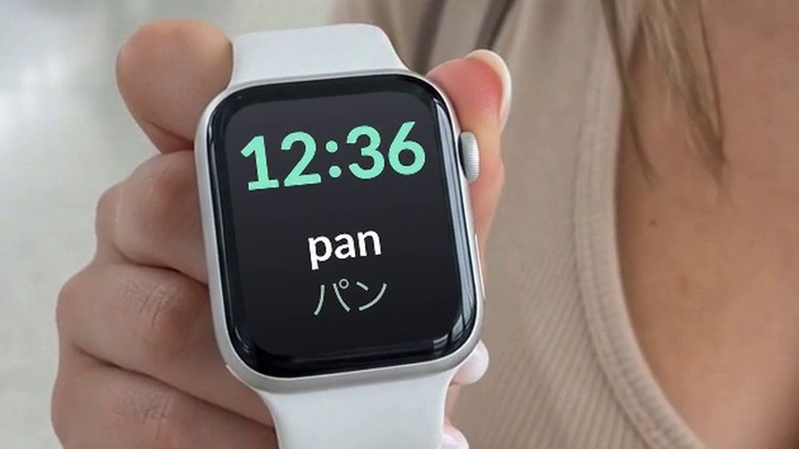 手に持ったApple Watch。文字盤にスペイン語の単語と日本語訳が表示されている