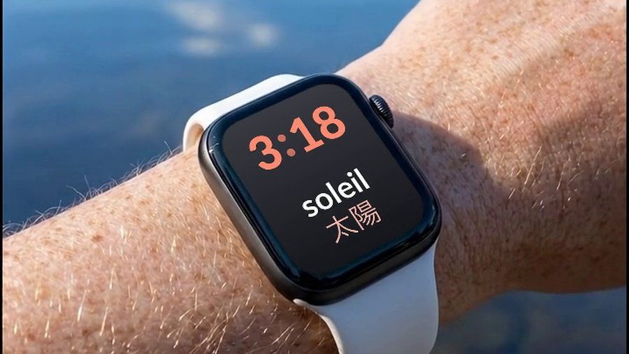 湖のほとりで腕につけたApple Watch。文字盤にフランス語の単語と日本語訳が表示されている