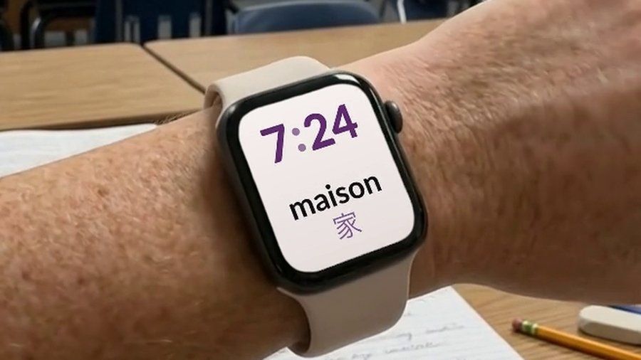 教室で腕につけたApple Watch。文字盤にフランス語の単語と日本語訳が表示されている