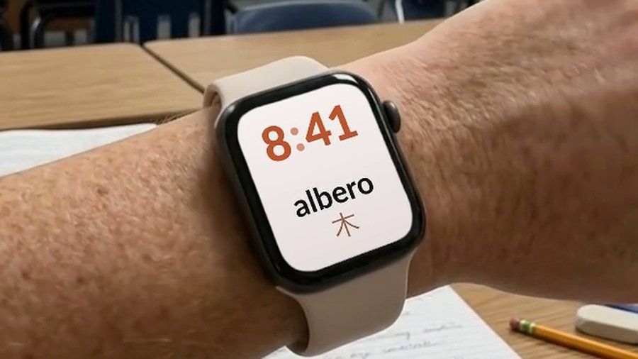 教室で腕につけたApple Watch。文字盤にイタリア語の単語と日本語訳が表示されている