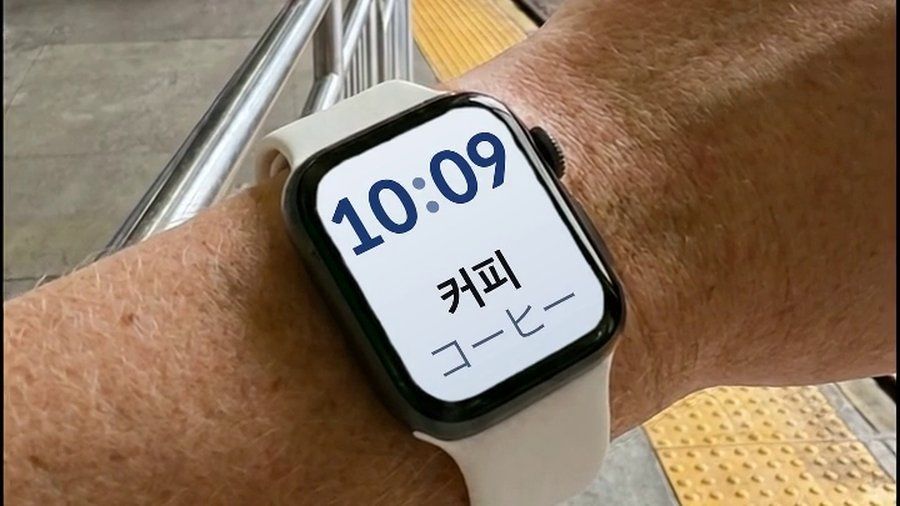 駅で腕につけたApple Watch。文字盤に韓国語の単語と日本語訳が表示されている