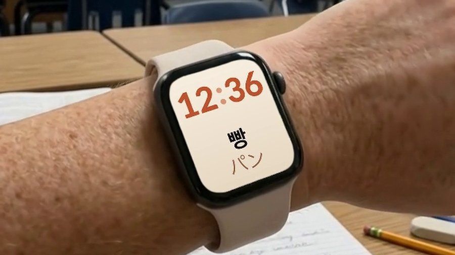 教室で腕につけたApple Watch。文字盤に韓国語の単語と日本語訳が表示されている