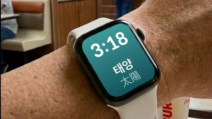 ファストフード店で腕につけたApple Watch。文字盤に韓国語の単語と日本語訳が表示されている