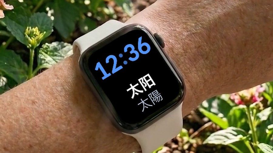 庭で腕につけたApple Watch。文字盤に中国語の単語と日本語訳が表示されている