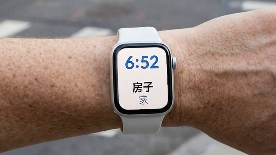 街なかで腕につけたApple Watch。文字盤に中国語の単語と日本語訳が表示されている