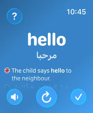 شاشة تطبيق الساعة تعرض الكلمة الإنجليزية hello وترجمتها العربية مرحبا، مع جملة توضيحية بالإنجليزية وأزرار للاستماع وإعادة المحاولة وتحديد الكلمة كمتعلَّمة