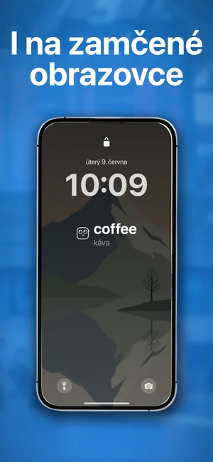 Zamčená obrazovka iPhonu s widgetem se slovíčky pod hodinami, který ukazuje coffee, káva