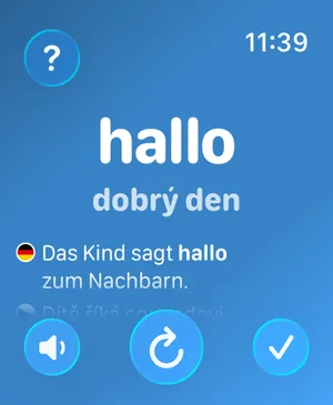 Aplikace Watch Your Language na Apple Watch ukazuje německé slovo hallo, jeho překlad ahoj, ukázkovou větu a tlačítka pro přehrání, přechod na další slovíčko a označení slovíčka jako naučeného
