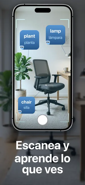 La cámara del iPhone apuntando a una habitación, con las palabras plant, lamp y chair etiquetadas sobre los objetos y sus traducciones planta, lámpara y silla
