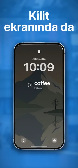 iPhone kilit ekranında saatin altında coffee kelimesini ve kahve çevirisini gösteren bir widget
